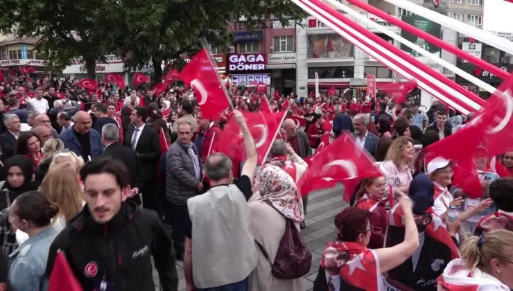 Haluk Levent, Bursalı gençlerin 19 Mayıs coşkusuna eşlik etti