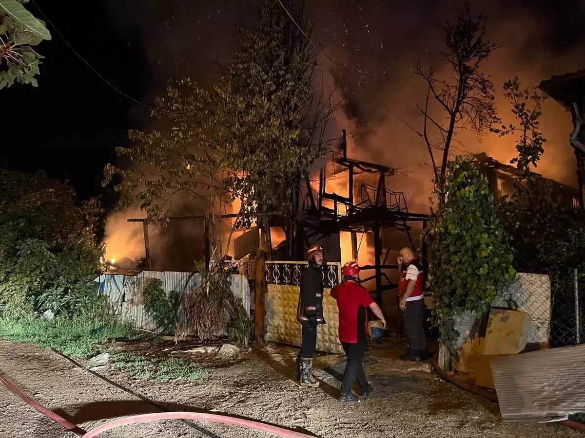 Hendek’te Yangın: İki Katlı Ev ve Depo Yanarak Küle Döndü