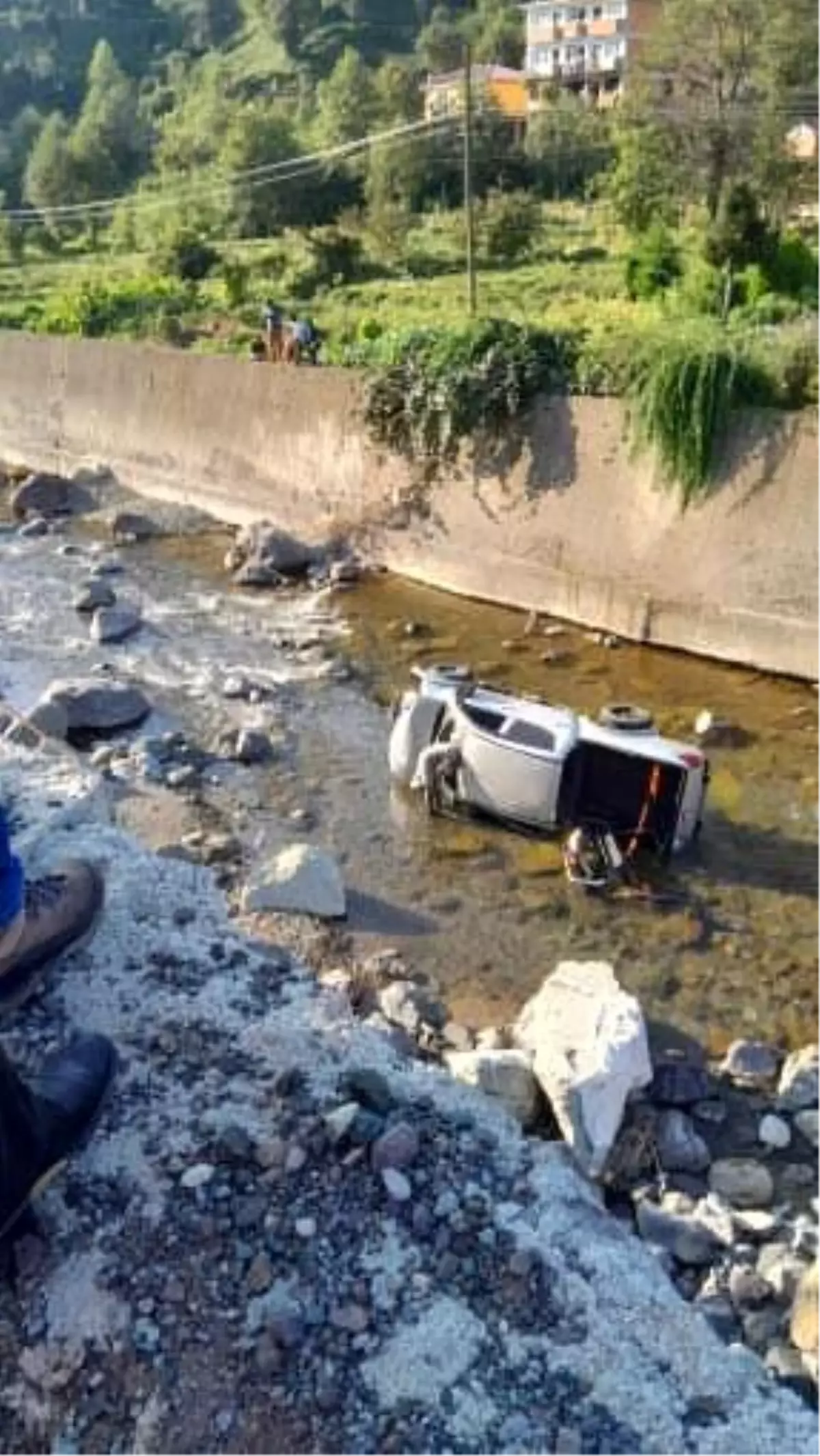 Hopa’da Kamyonet Dereye Düştü