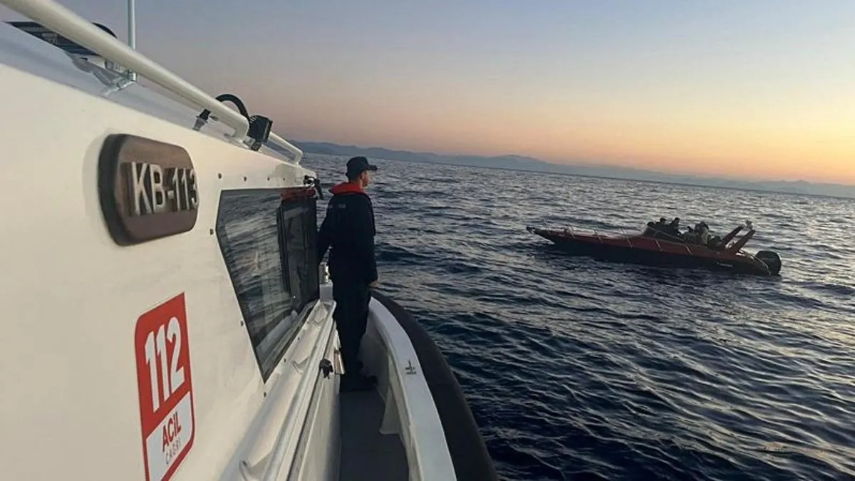 Sürüklenen teknedeki 20 göçmen kurtarıldı